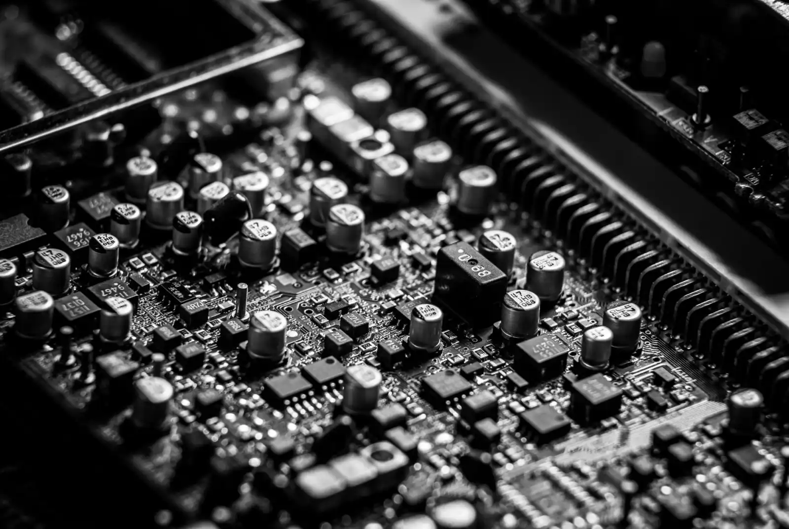 PCB设计到嵌入式开发：电子产品一站式方案设计指南