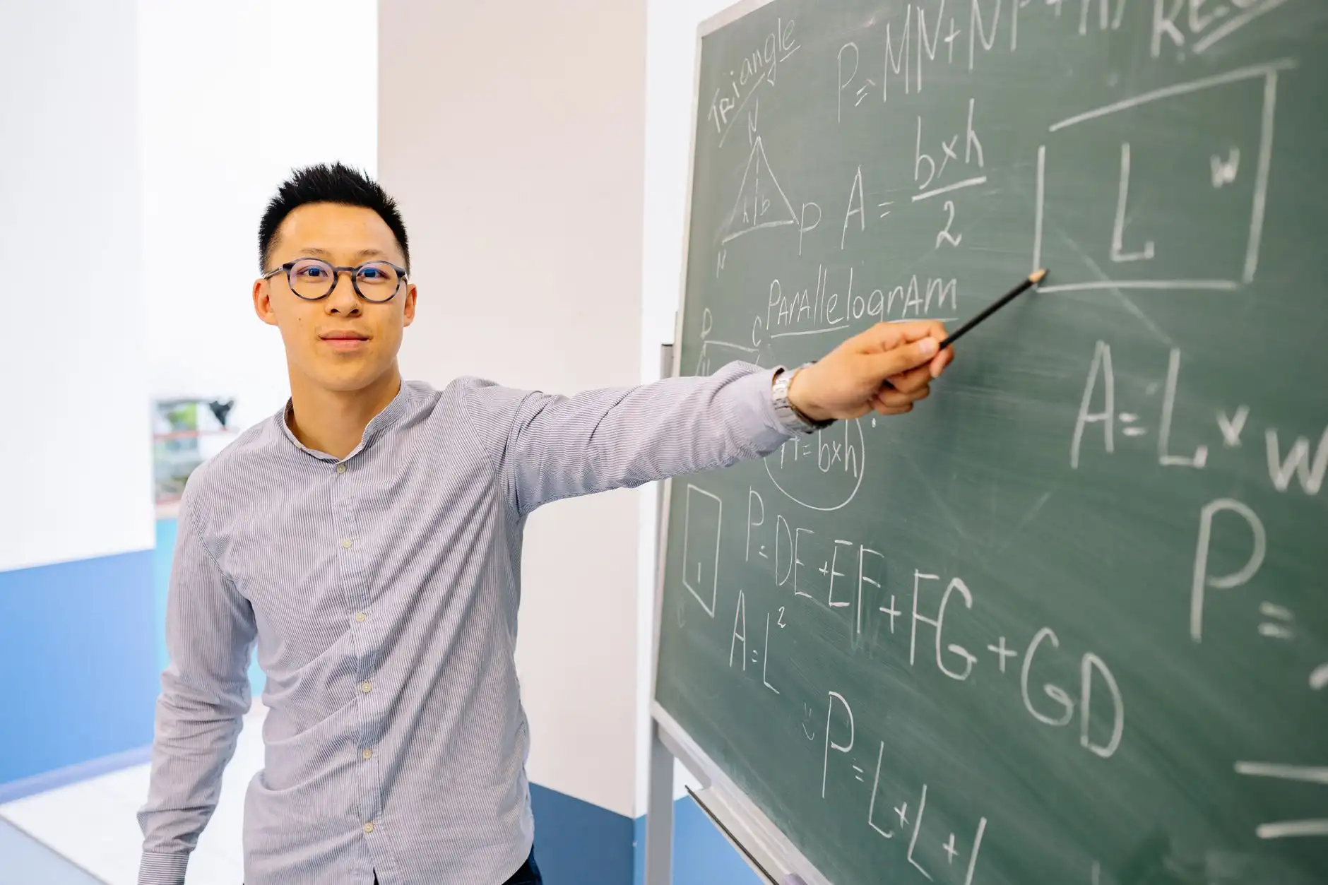 电子产品研发中的PCB设计要点：从原理图到量产的关键流程解析